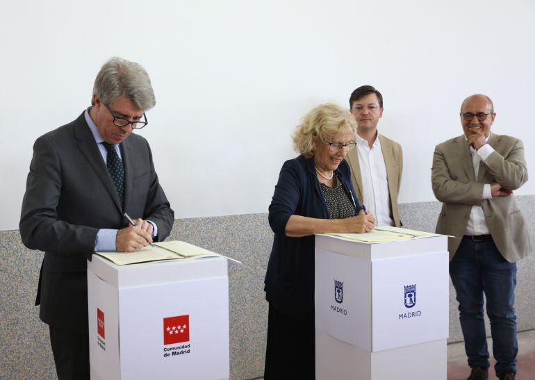 Ángel Garrido y Manuela Carmena durante la firma del convenio