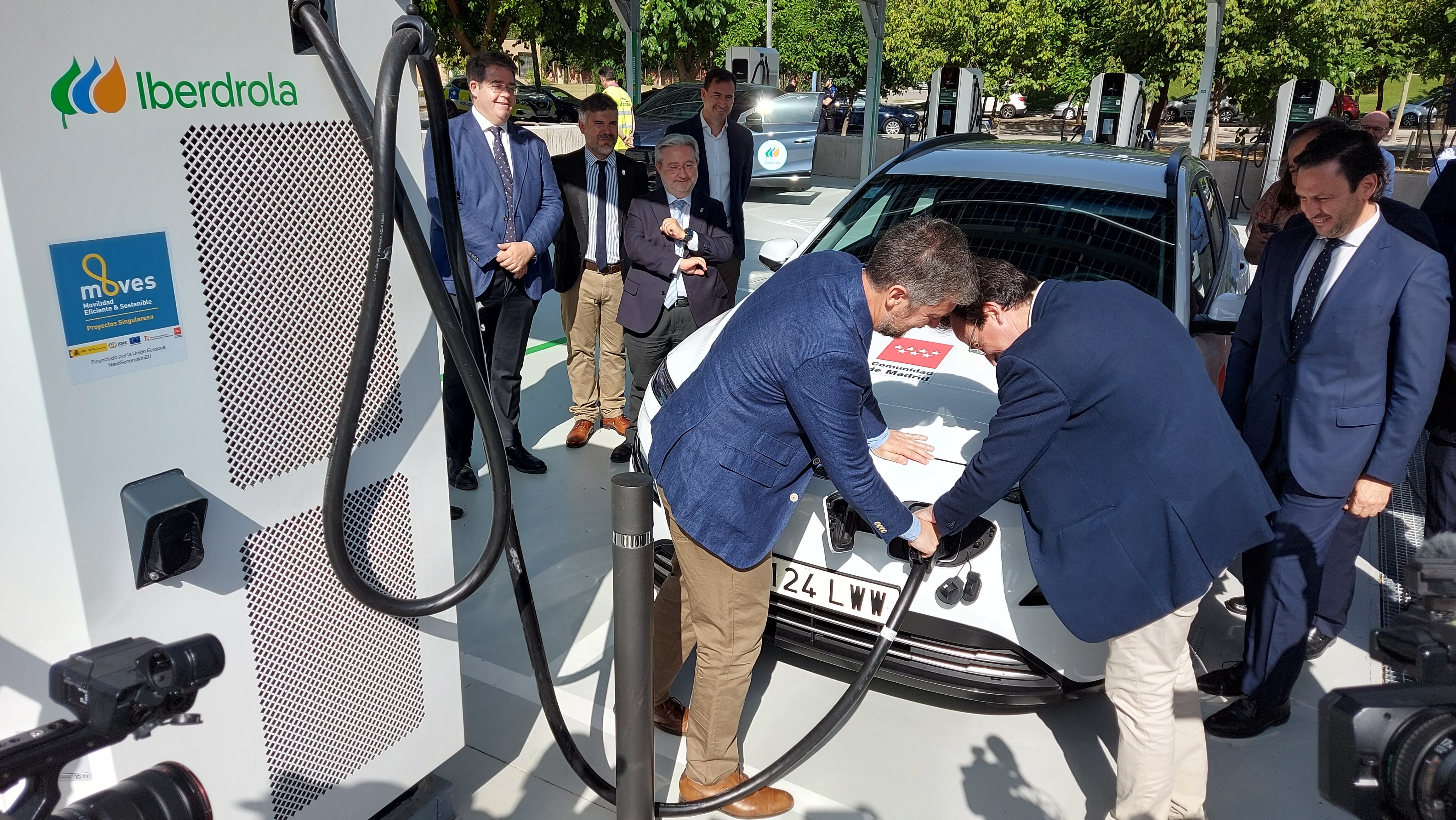 El consejero de Presidencia y el alcalde de Leganés enchufando un vehículo eléctrico