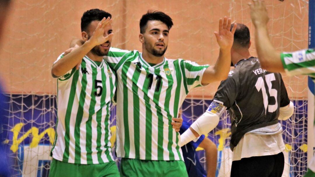 Dos jugadores béticos celebran un gol. 