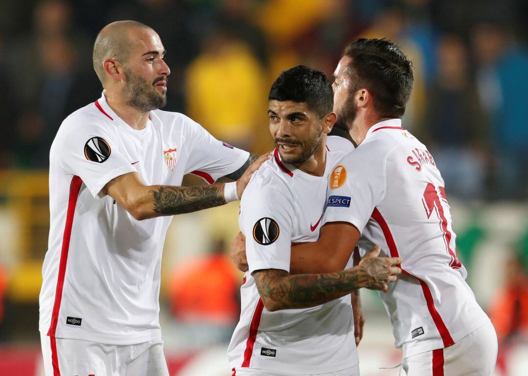 Banega celebra el gol de la victoria para el Sevilla en el Akhisar Arena, Akhisar