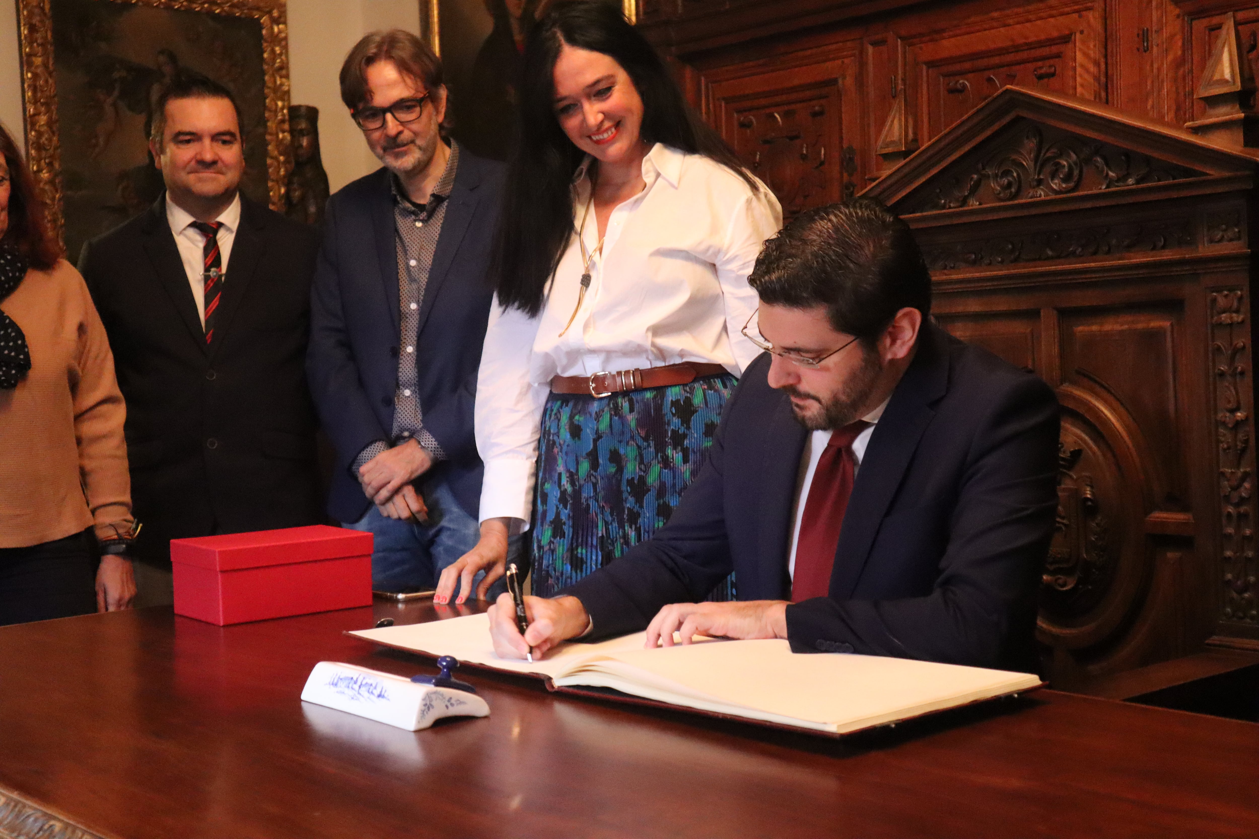 Alejandro Nolasco, firmando en el libro de oro del Ayuntamiento de Huesca