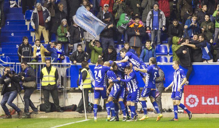 Los jugadores del Alavés celebran el primer y único gol del equipo vitoriano, durante el encuentro contra el Betis.