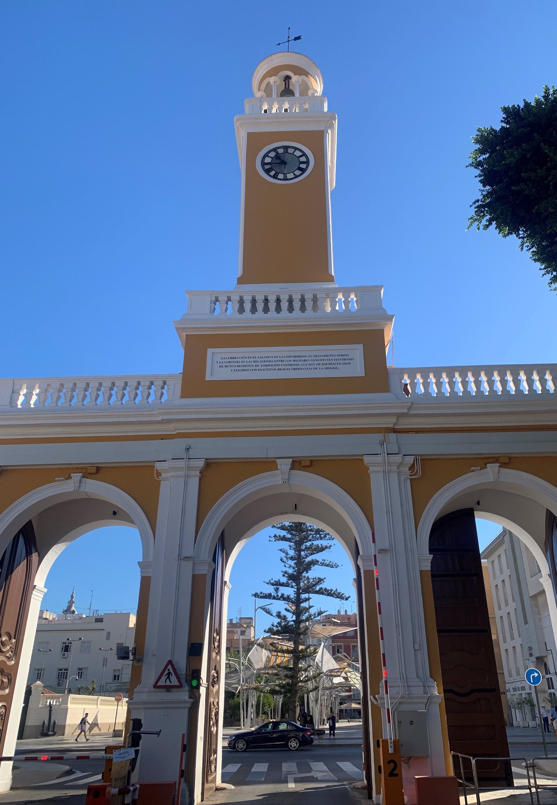 Imagen de la puerta principal del Arsenal de Cartagena