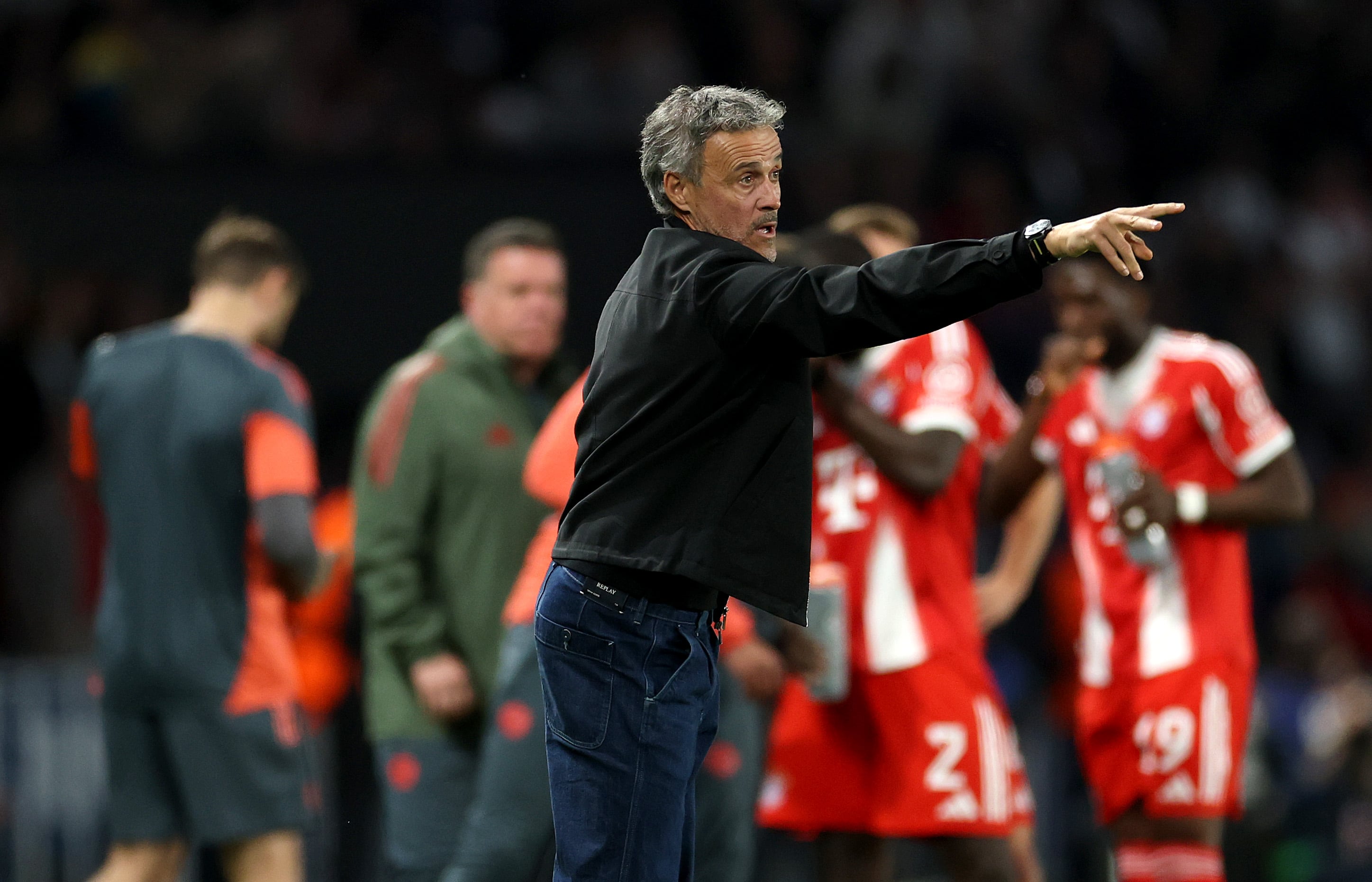 Luis Enrique Martínez da indicaciones durante el PSG-Bayern de Champions