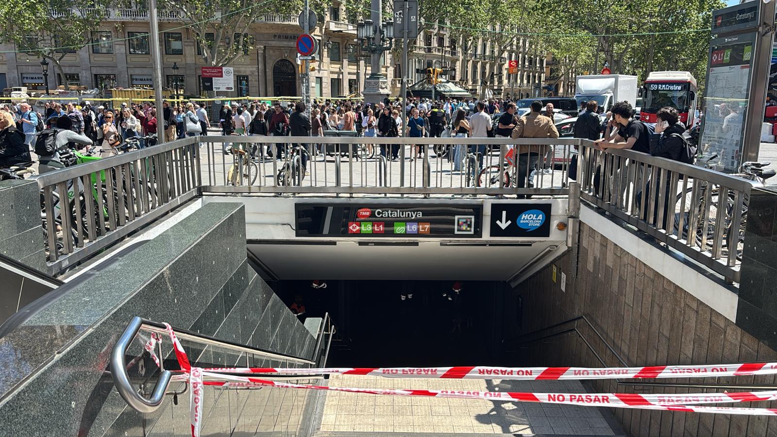 Estació de metro de plaça Catalunya tancada al públic
