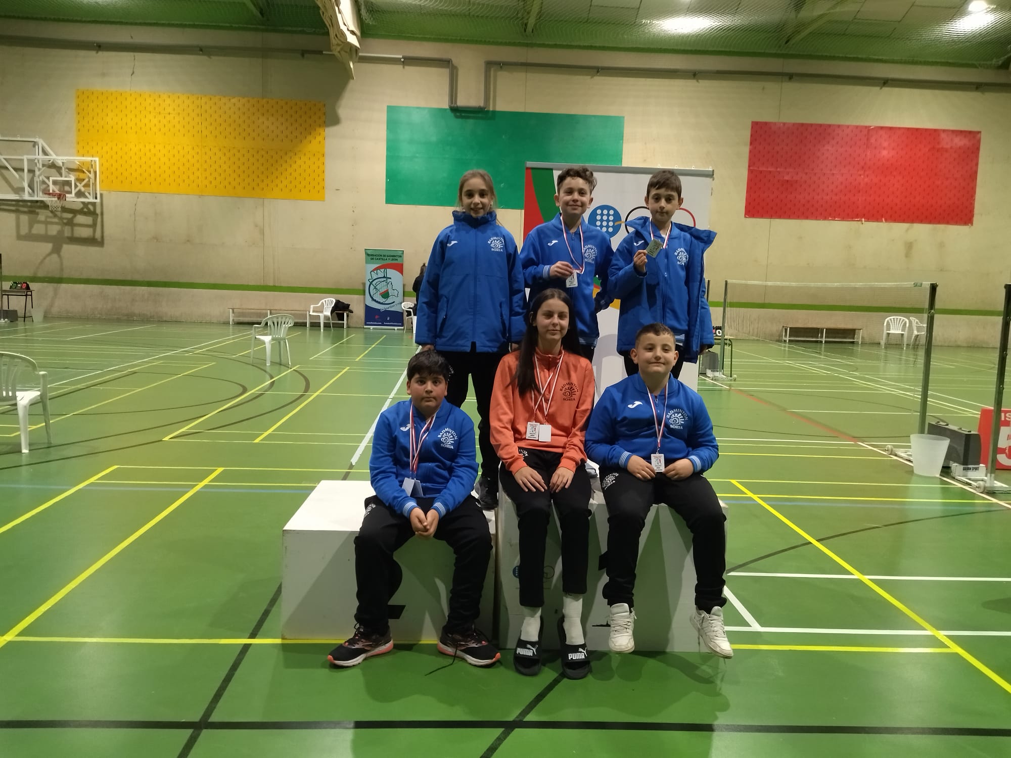 Jugadores Sub-13 del Club Bádminton Soria con sus medallas.