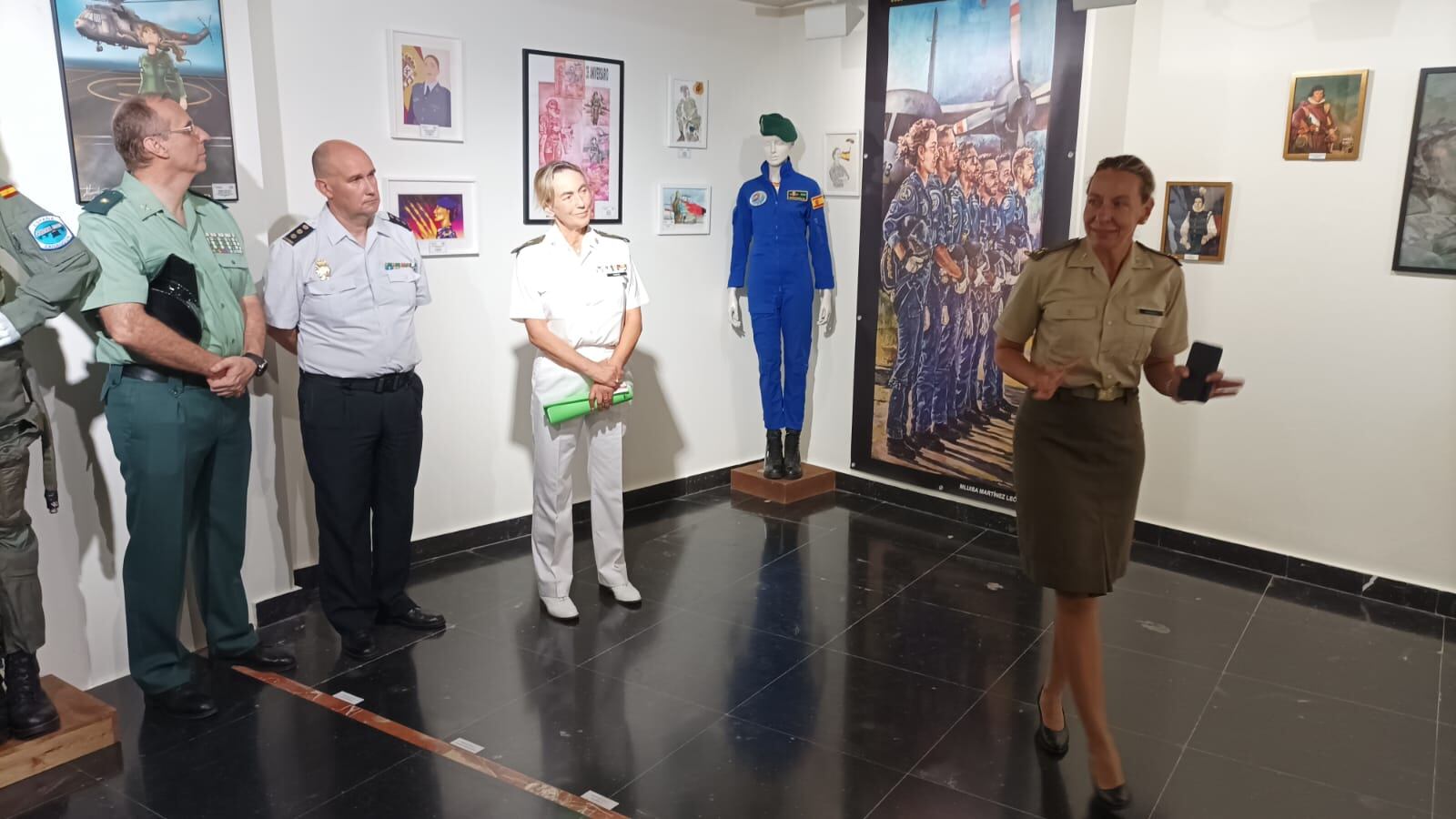 Momento de la inauguración de la exposición &quot;Mujeres uniformadas&quot;