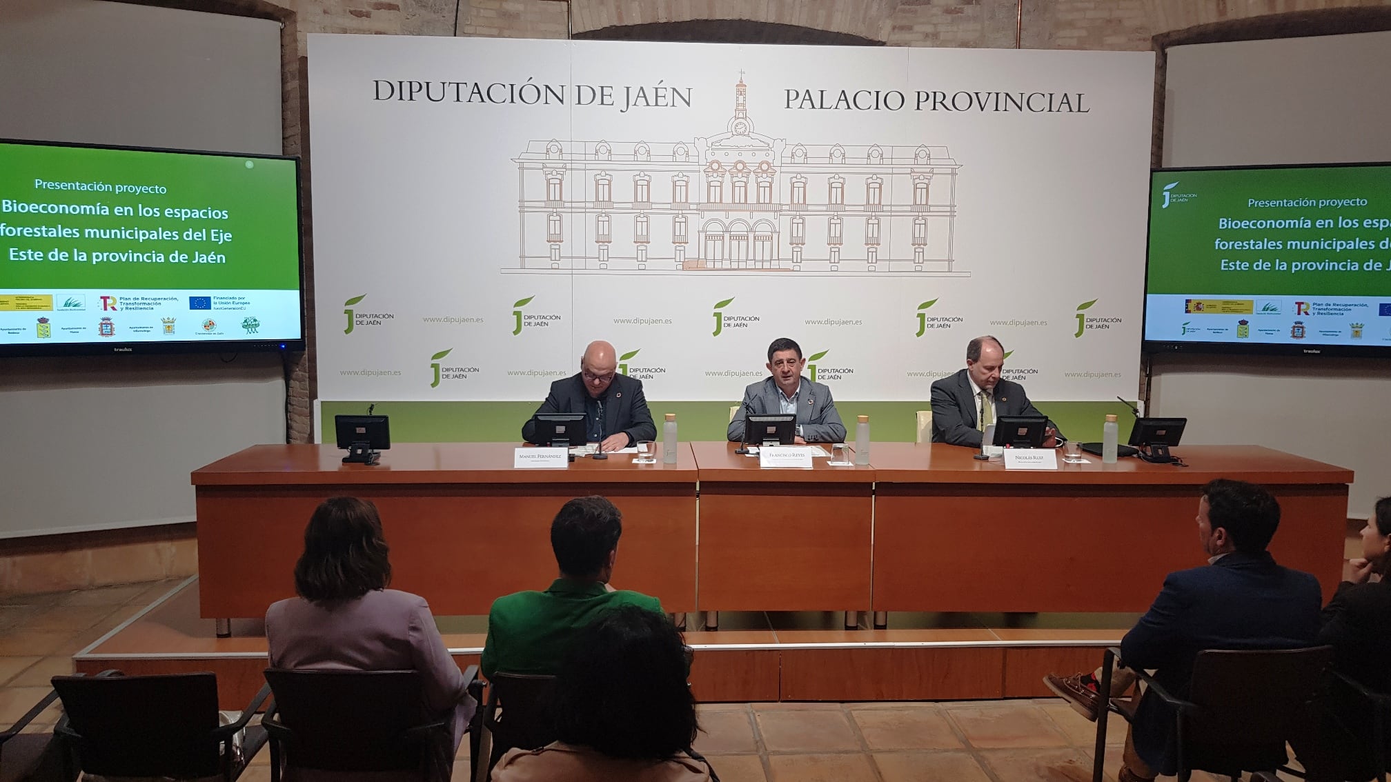 De izquierda a derecha, el subdelegado del gobierno, Manuel Fernández; el presidente de la Diputación, Francisco Reyes, y el rector de la Universidad, Nicolás Ruiz, durante la presentación del proyecto.