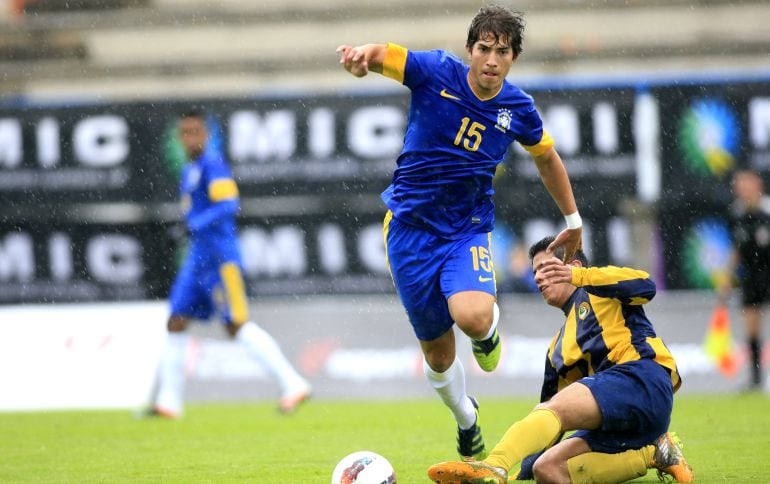 Lucas Silva en una acción del partido inaugural del MIC 2012 en el estadio de Palamós, jugando contra el equipo local. El partido se jugó el 4 de abril de 2012 y fue la primera competición de Lucas Silva en Europa.