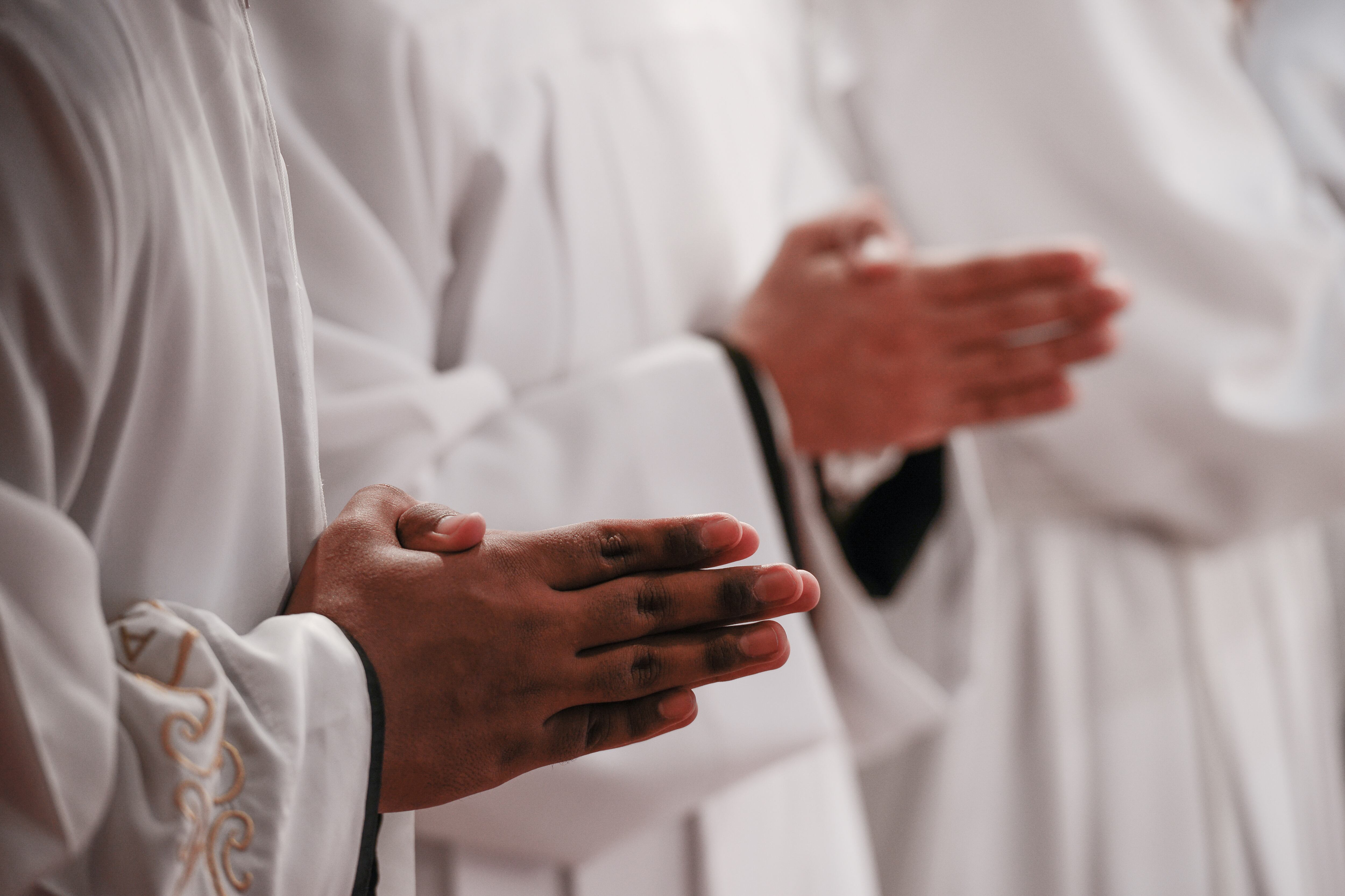 Imagen de archivo de un sacerdote rezando.