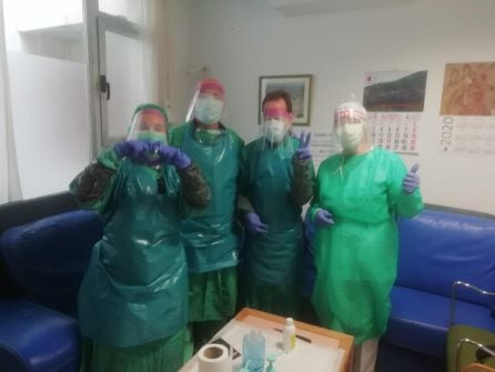 Sanitarios con las pantallas enviadas desde Iniesta