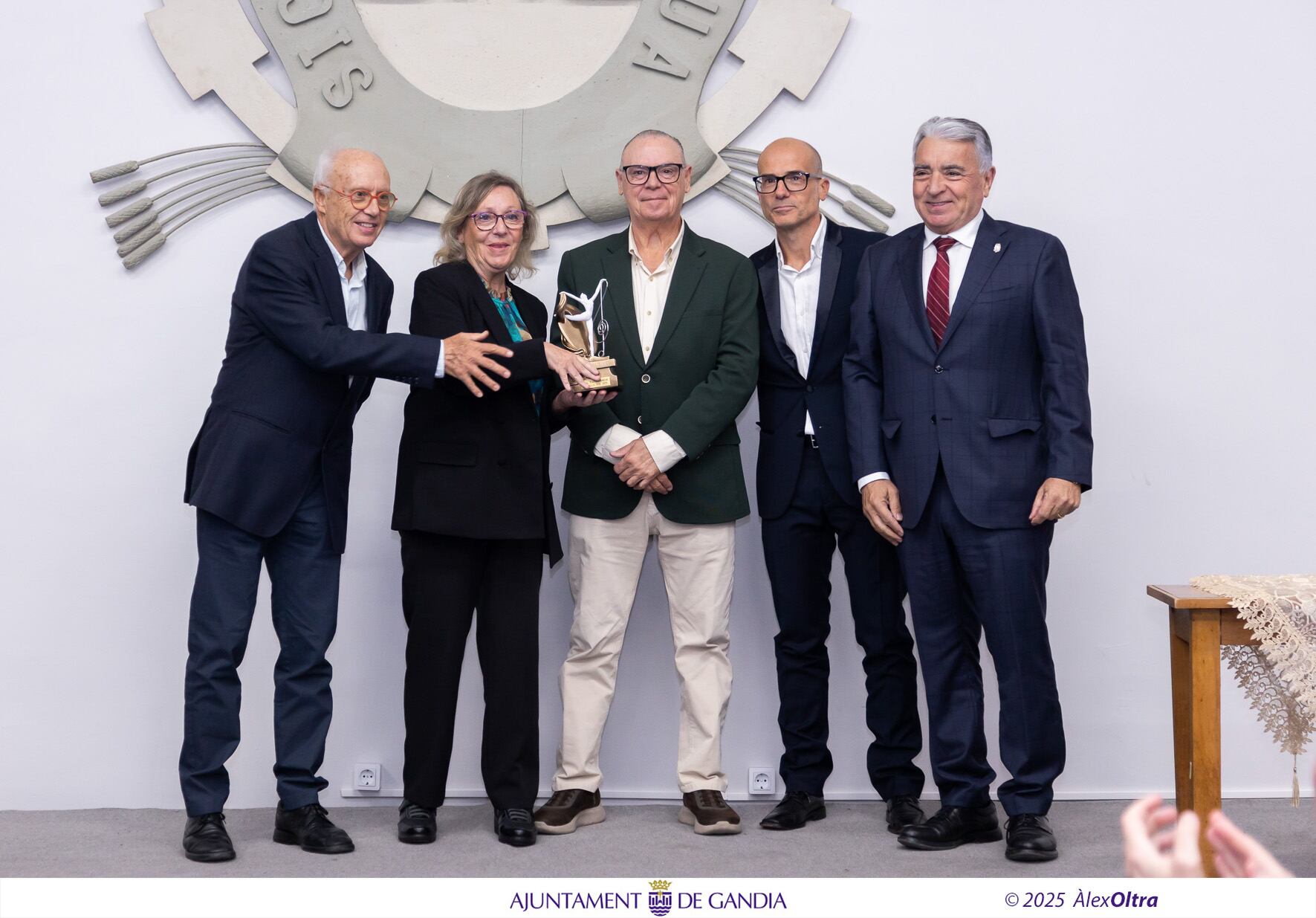 El Consell d&#039;Administració del Grup Radio Gandia recibiendo el premio.