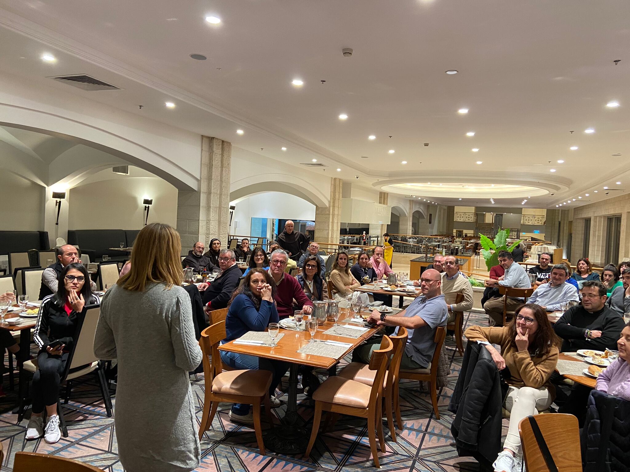 La expedición, en el comedor del Hotel Golden Crown, de Nazaret