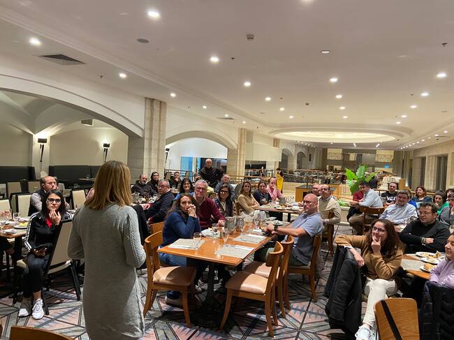 La expedición, en el comedor del Hotel Golden Crown, de Nazaret