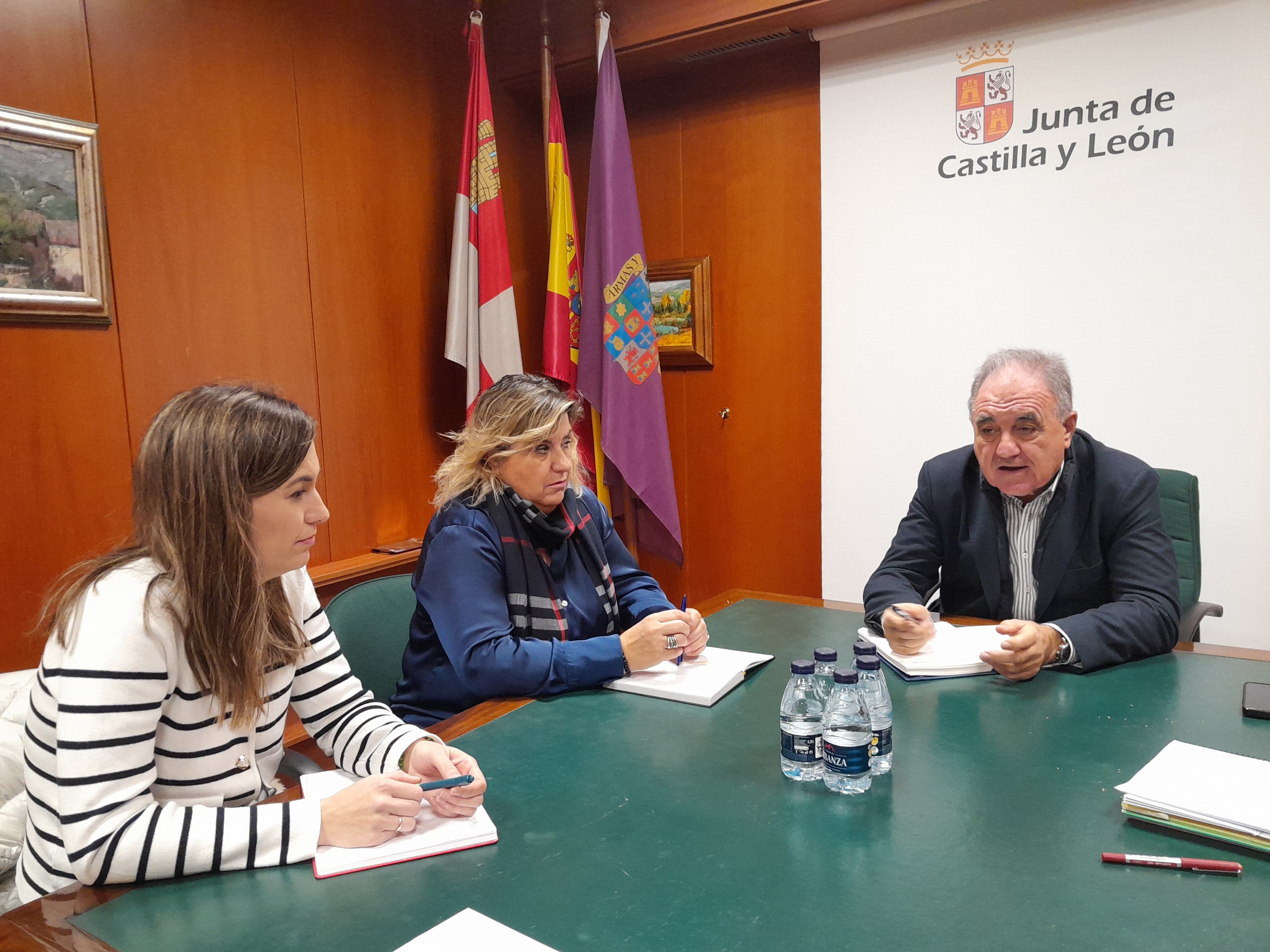 Reunión del delegado de la Junta en Palencia, José Antonio Rubio, con la alcaldesa de Pedraza de Campos, María Anabel García, y la concejala Noelia Trigueros