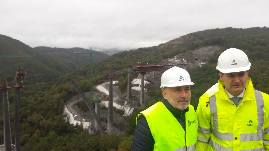 Javier Losada y Juan Pablo Villanueva en los viaductos en construcción