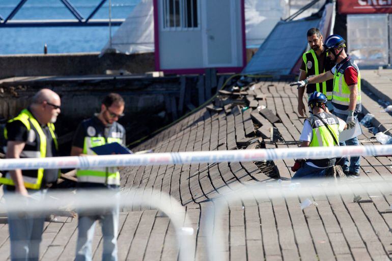 La policía científica inspecciona la zona del paseo marítimo tras el accidente.