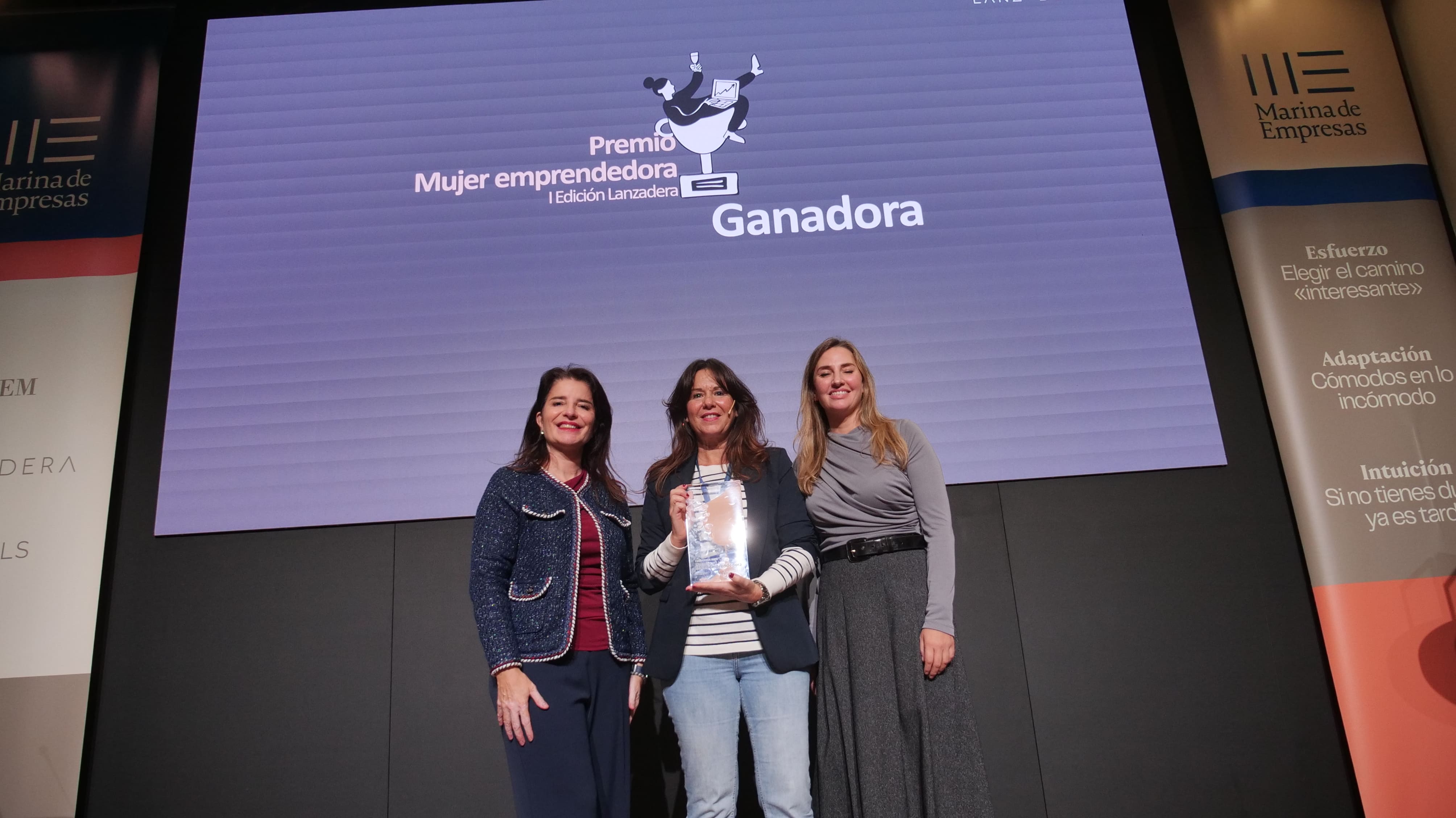 Hortensia Roig, presidenta de EDEM; Marta Nogueras, directora general de Lanzadera; Paula Sánchez, ganadora del premio.