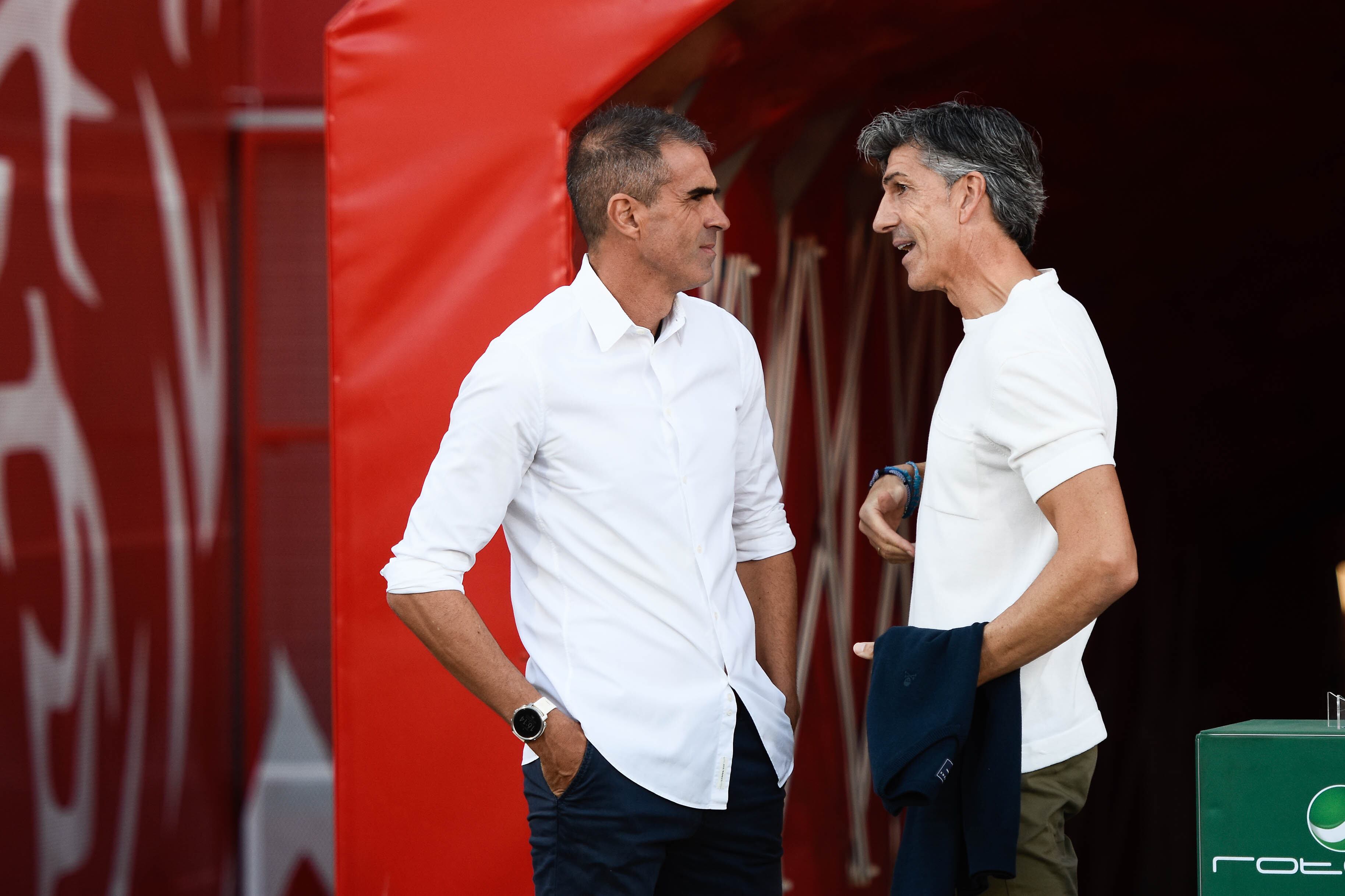 Gaizka Garitano habla con Imanol Alguacil en la previa del Almería-Real Sociedad en el Estadio de los Juegos Mediterráneos. Juan