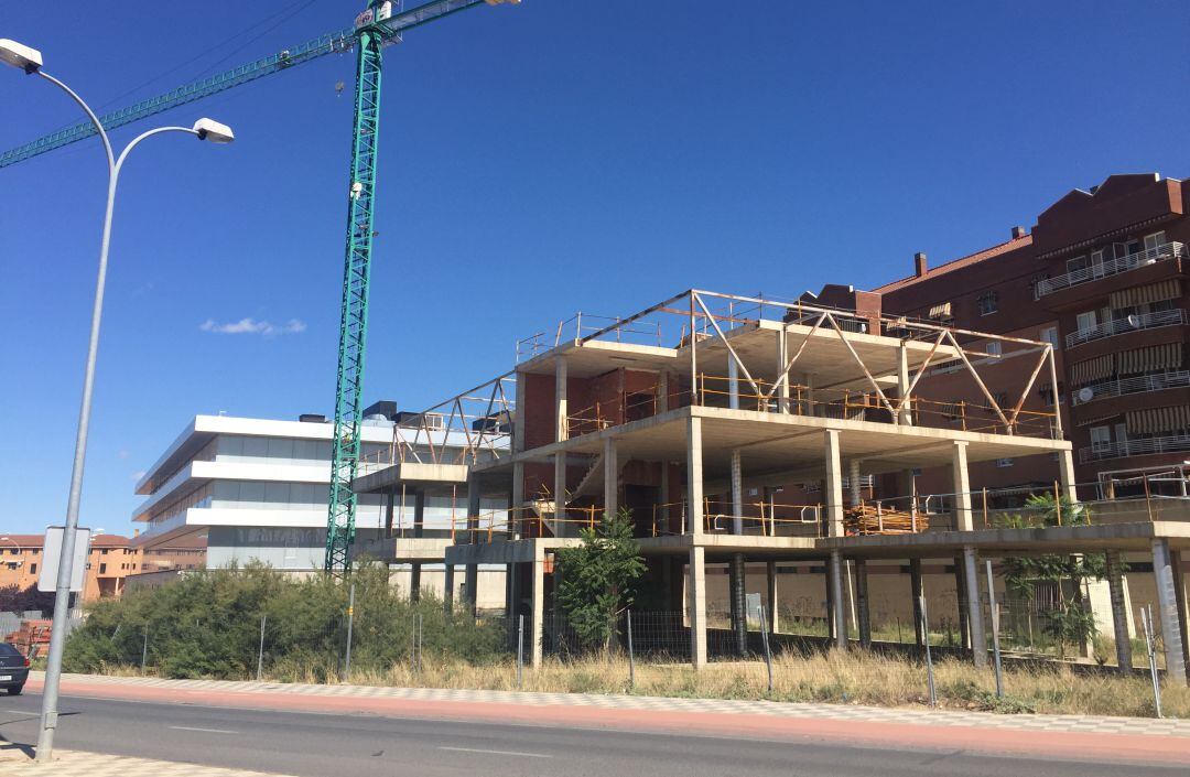 Edificio inacabado de la Ronda Oeste, en el que CEOE quiere instalar su sede