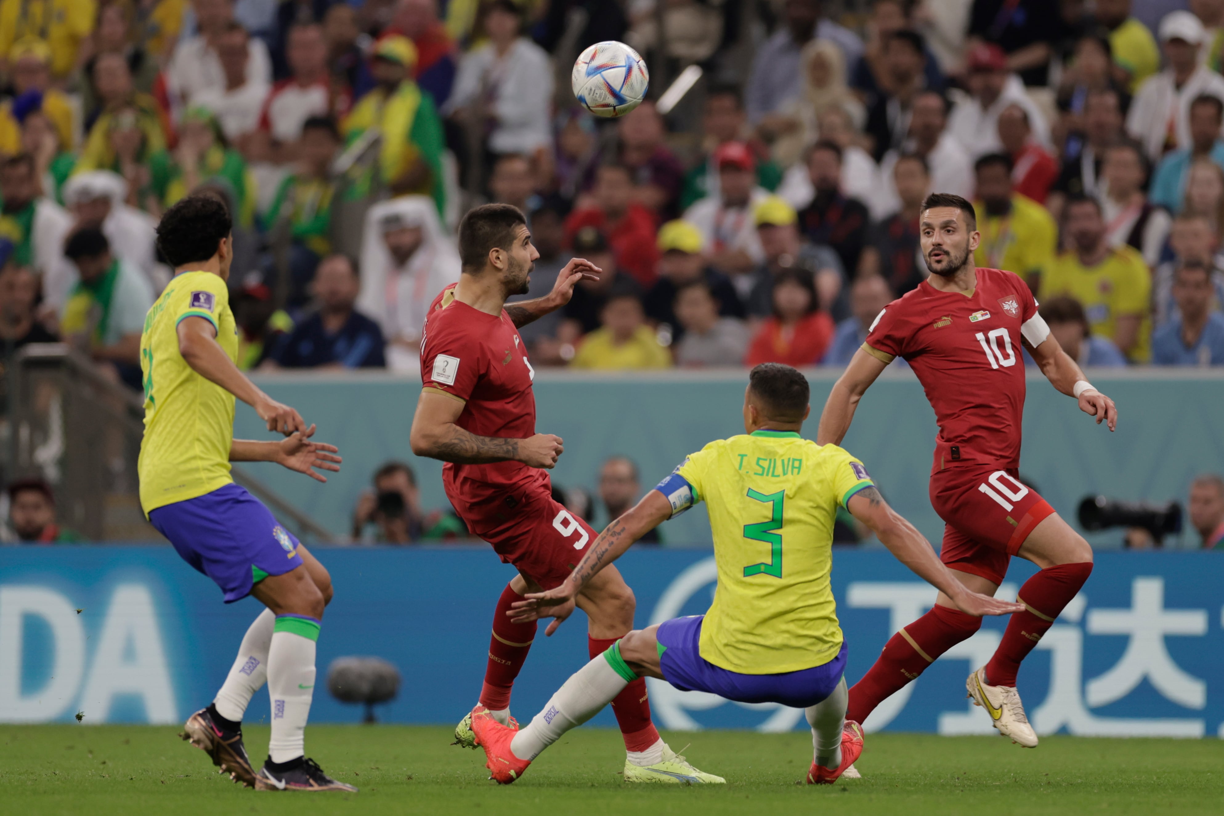 GR4400. LUSAIL (CATAR), 24/11/2022.- Thiago Silva (2-d) de Brasil disputa un balón con Aleksandar Mitrovic (2-i) de Serbia  hoy, en un partido de la fase de grupos del Mundial de Fútbol Qatar 2022 entre Brasil y Serbia en el estadio Lusail en Lusail (Catar). EFE/ Antonio Lacerda
