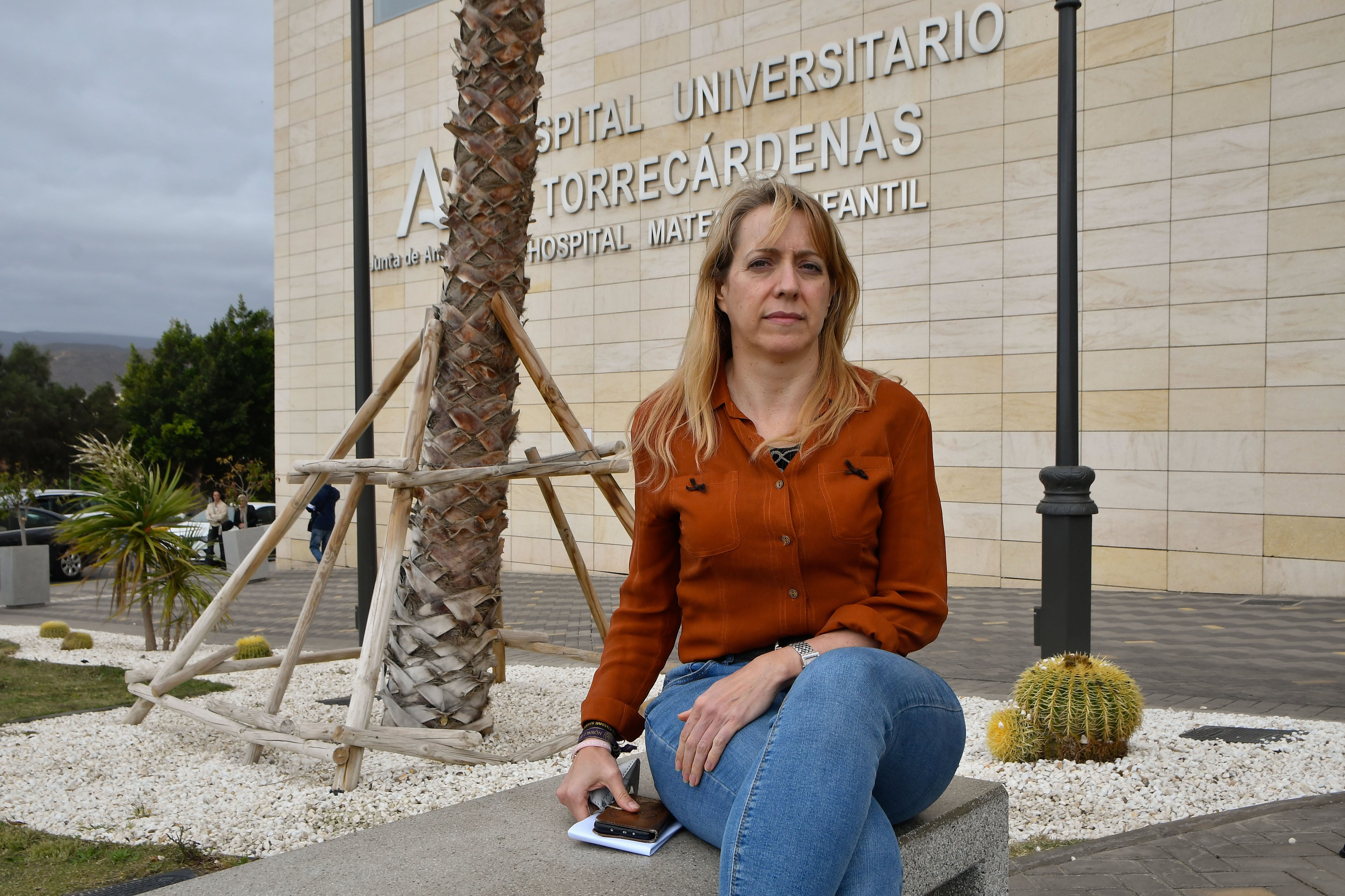 ALMERÍA, 19/04/2024.- MarÍAa Luisa, madre del pequeño Alejandro, un pequeño de 10 años que desde hace dos tiene diagnosticada una leucemia, una enfermedad por la que se encuentra ingresado en el Hospital Universitario Torrecárdenas, en Almería, en lista de espera para un trasplante de médula ósea. EFE / Carlos Barba
