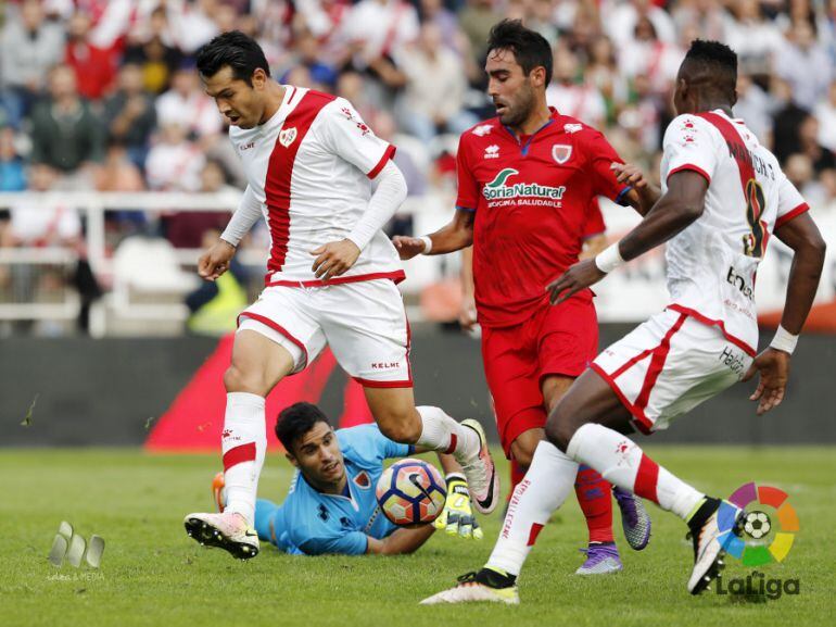 Munir desbarata una ocasión del Rayo a los pies de Miku, ante la mirada de Escassi y Manucho.