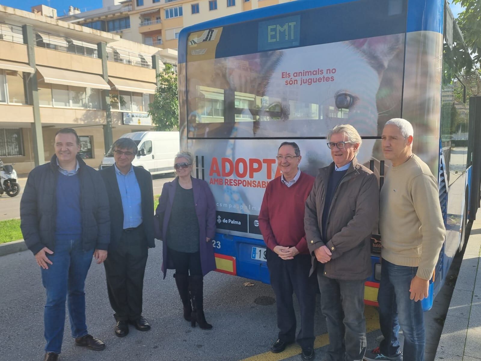 Ayuntamiento de Palma, EMT y las organizaciones Peluditos y Baldea en la presentación de la campaña Adopta amb responsabilitat