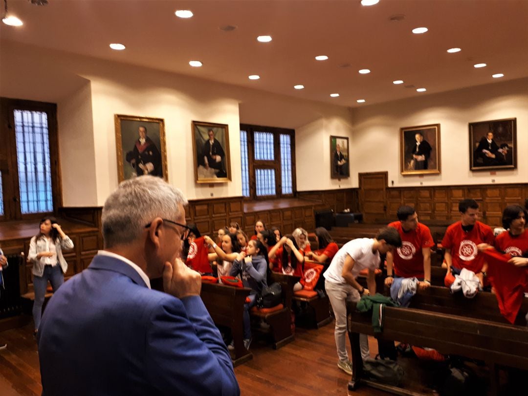 El rector de la Universidad de Oviedo, Santiago García, se dirige a los alumnos en el Aula Magna