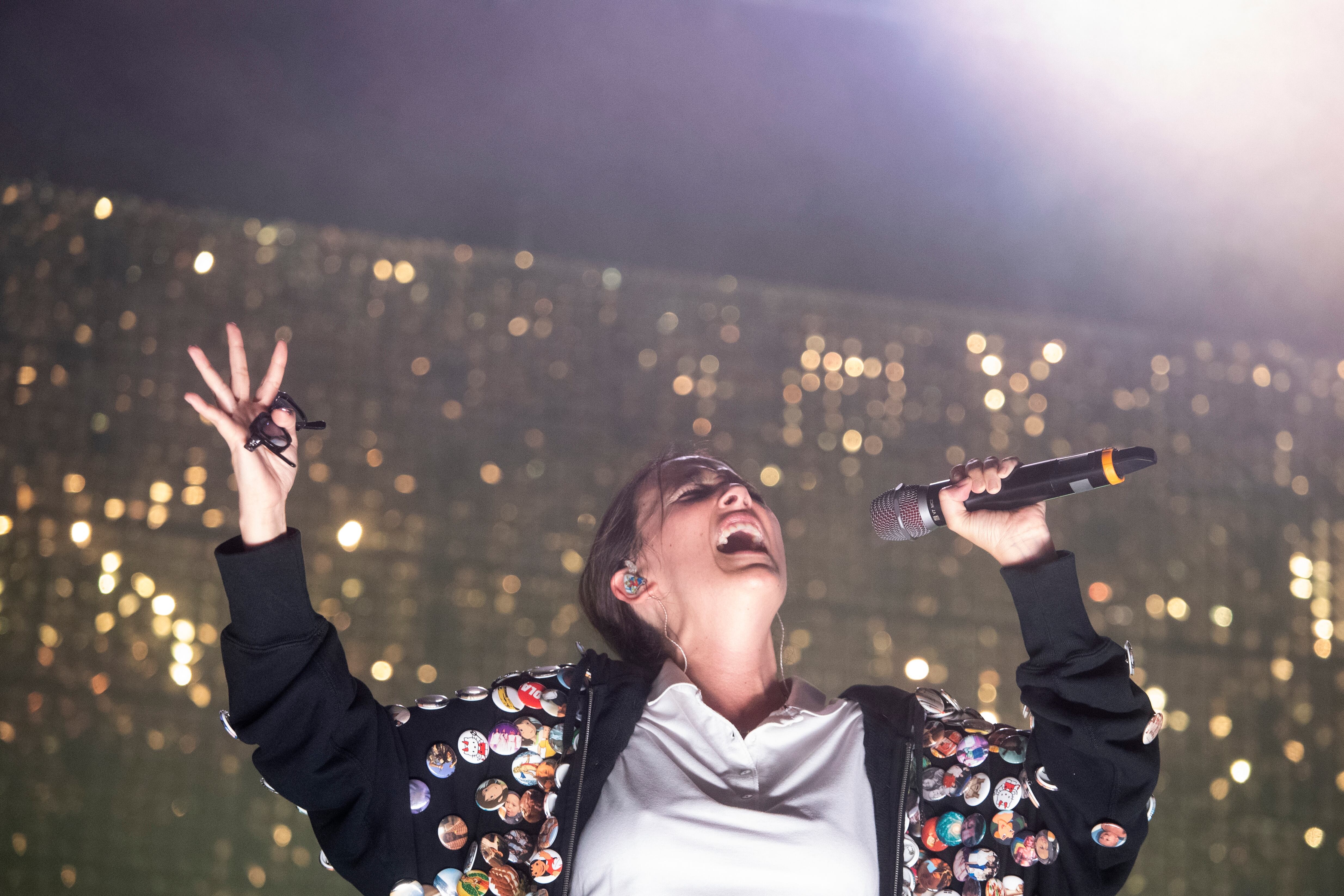 La cantante Rigoberta Bandini durante su actuación en el festival Cruïlla que se celebra en el Parc del Fòrum de Barcelona.