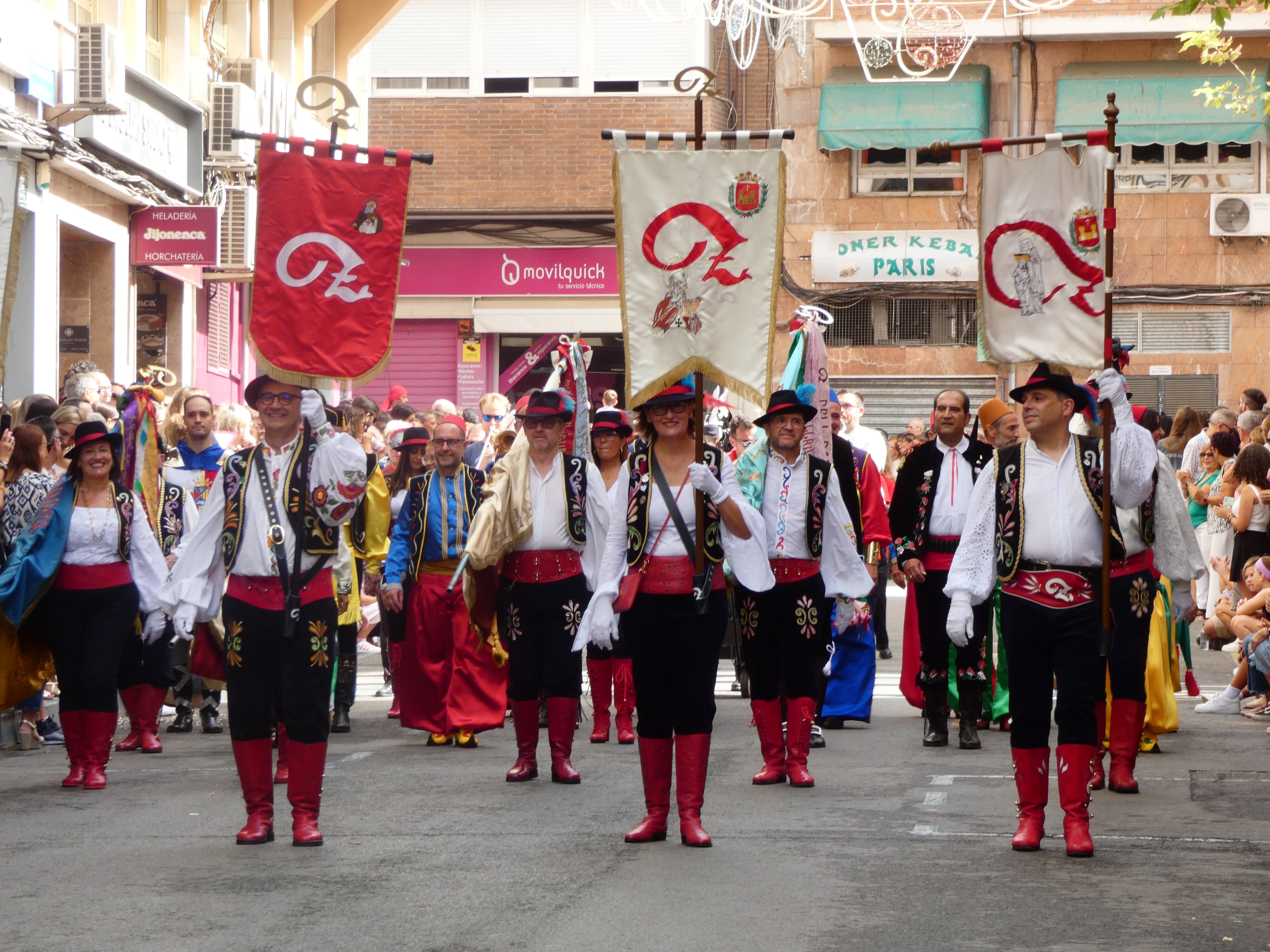 La comparsa de Zíngaros de Elda celebra un desfile conmemorativo por su 75 aniversario
