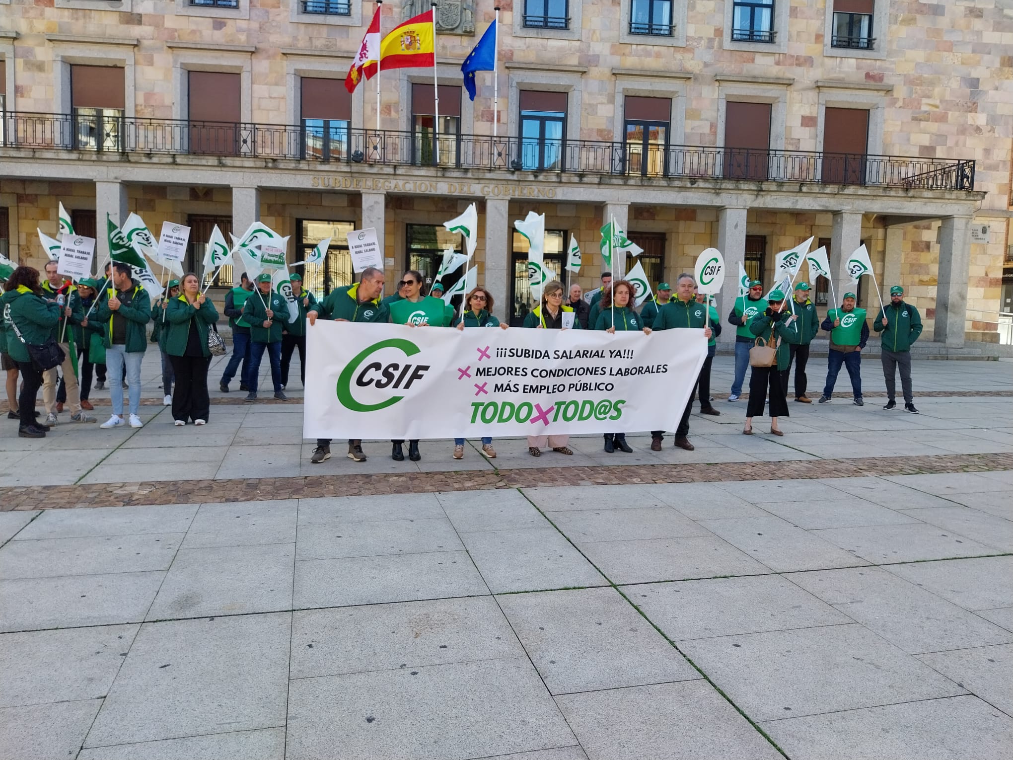 Cerca de medio de centenar de funcionarios se manifiestan, convocados por CSIF, frente a la Subdelegación del Gobierno en Zamora para reclamar mejoras salariales y la renovación de MUFACE.