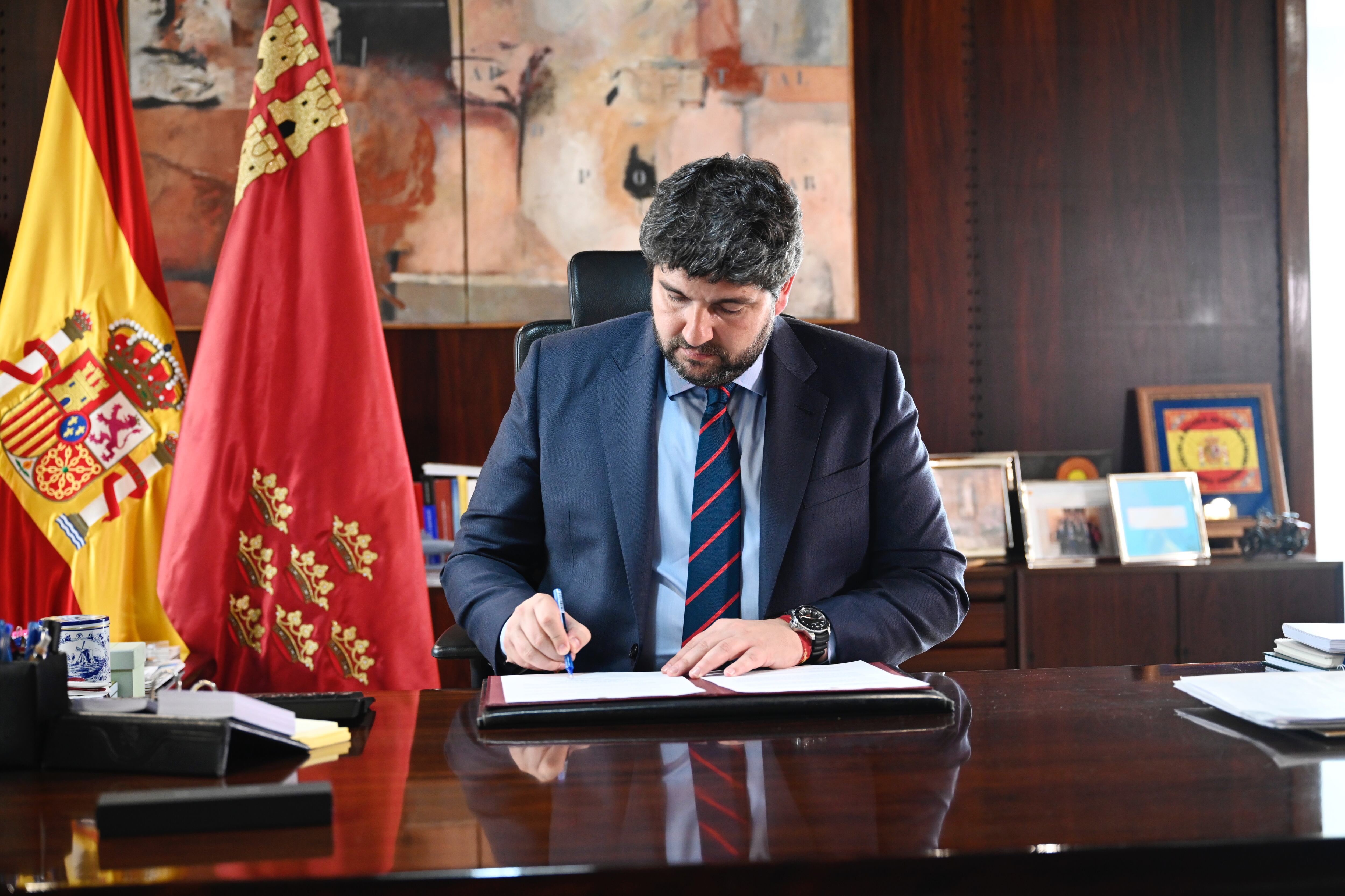 El presidente de la Comunidad, Fernando López Miras, firma el decreto de convocatoria de elecciones a la Asamblea Regional de Murcia