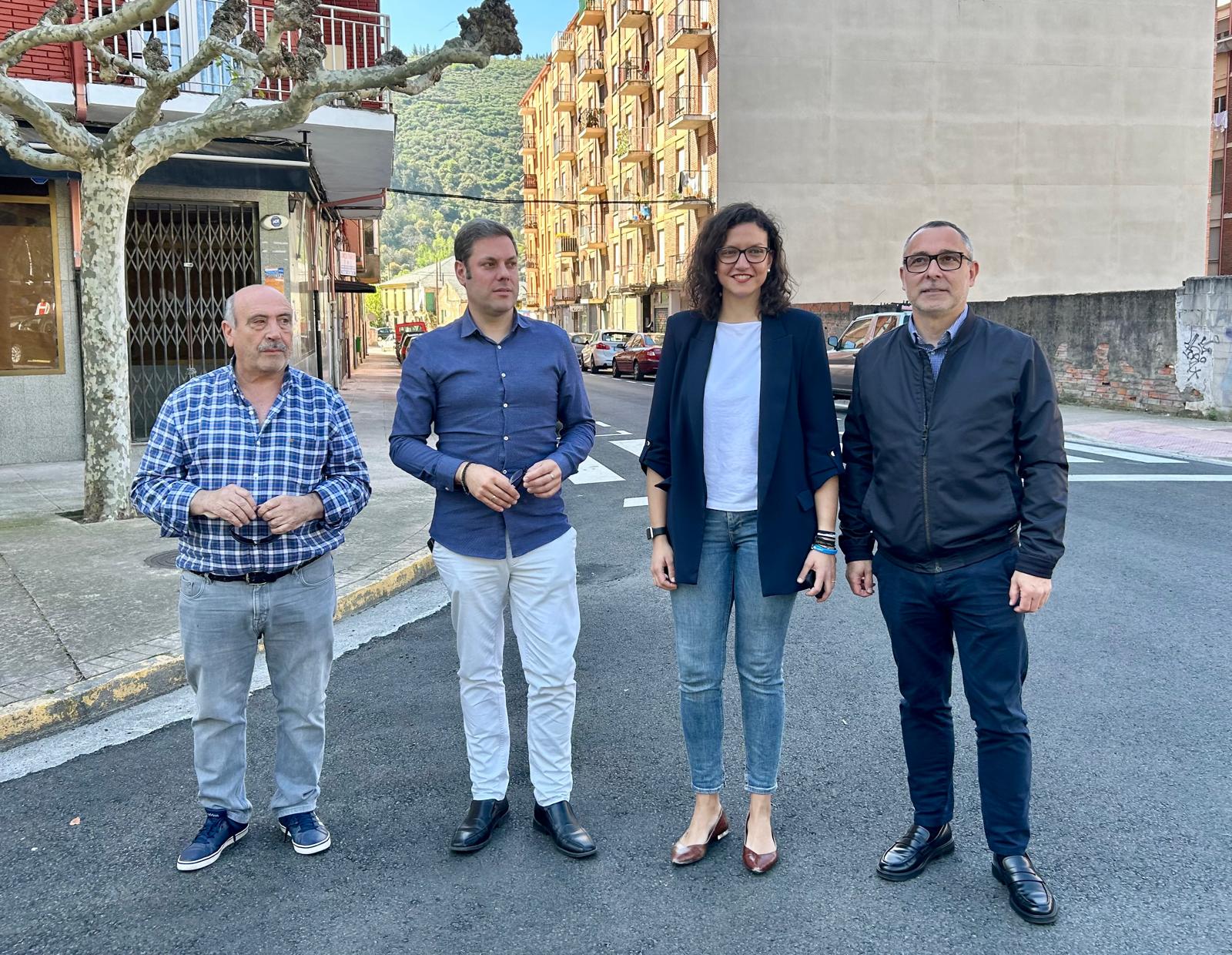 Visita de los concejales Lidia Coca, Carlos Cortina e Iván Alonso al barrio de la Estación junto al exedil Jesús López