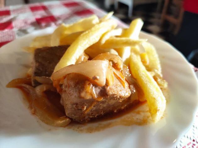 Tapa de atún encebollado