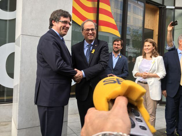 Puigdemont y Torra se saludan en Bruselas