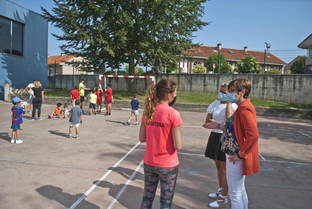 Visita de las concejalas de Juventud, Eva Cobo, y de Deportes, Margarita Martínez, al campamento en el Colegio Cantabria