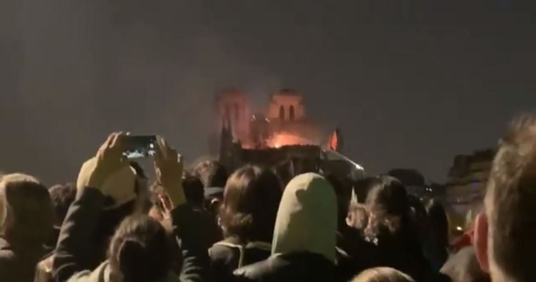 La espontánea reacción de los franceses en un puente cerca de Notre Dame