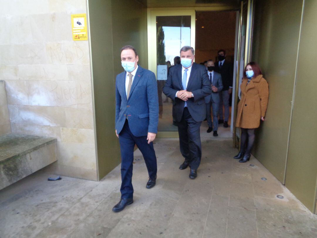 Enrique Pascual, en segundo plano, saliendo de la sede del Consejo Regulador tras su reelección como presidente