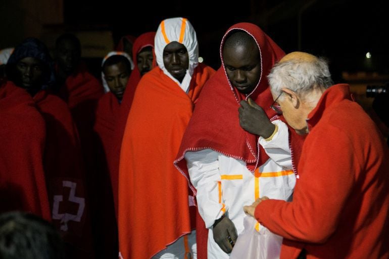 Migrantes atendidos al llegar a suelo español