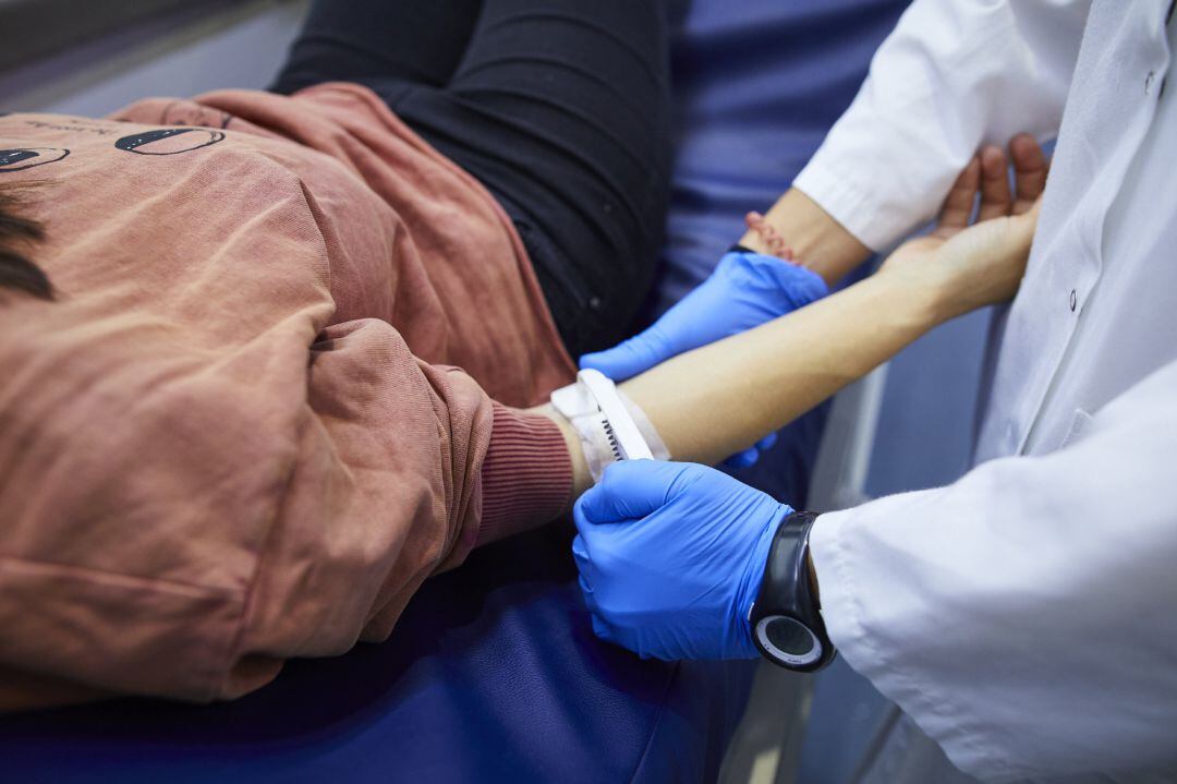 Una donante se prepara para donar sangre.