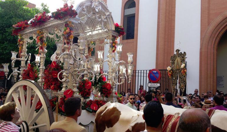 En la imagen de archivo, el Simpecado de la Hermandad del Rocío del Cerro del Águila sale de la parroquia de los Dolores para ser entronizado en su carreta de plata