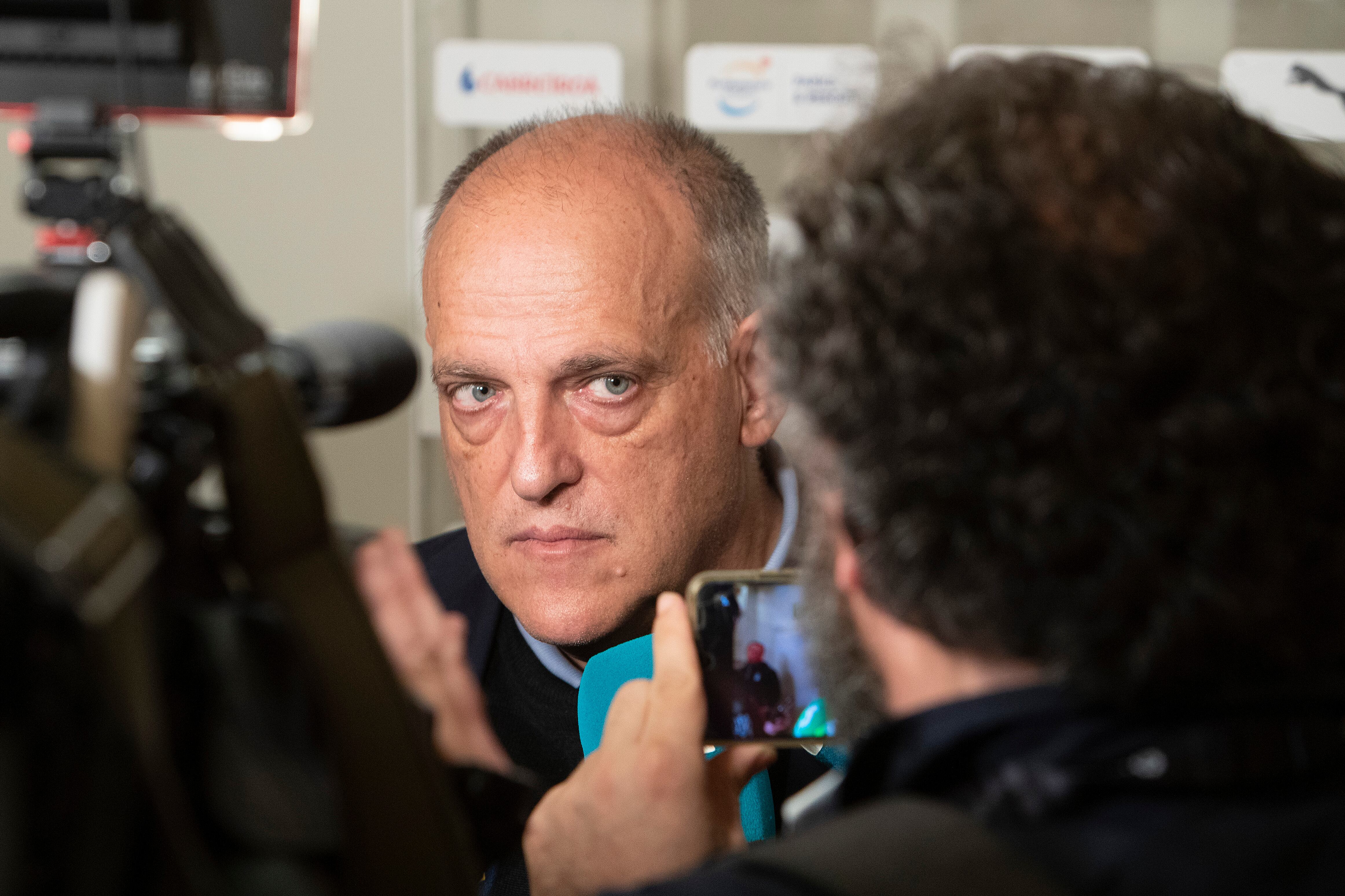 El presidente de LaLiga, Javier Tebas, atiende  a la prensa durante la presentación de La Liga Genuine, este viernes en Vigo. EFE / Salvador Sas