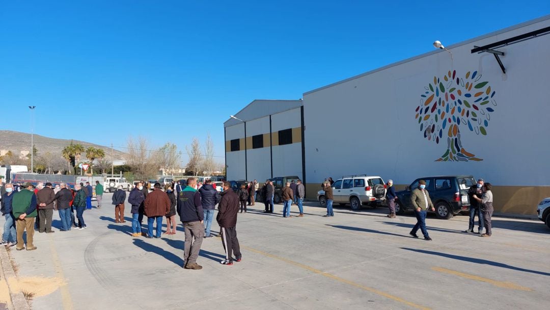 Contentración de agricultores en las instalaciones de la Cooperativa Santísimo Cristo de la Misericordia de Jódar