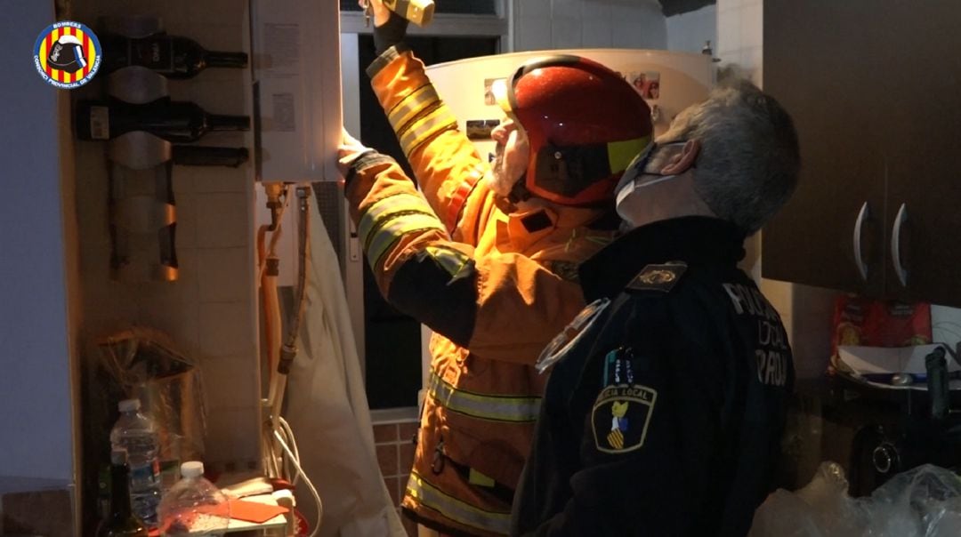 Los bomberos revisan las instalaciones de una vivienda de Catarroja donde murieron tres personas, en noviembre de 2021, intoxicadas por monóxido de carbono.