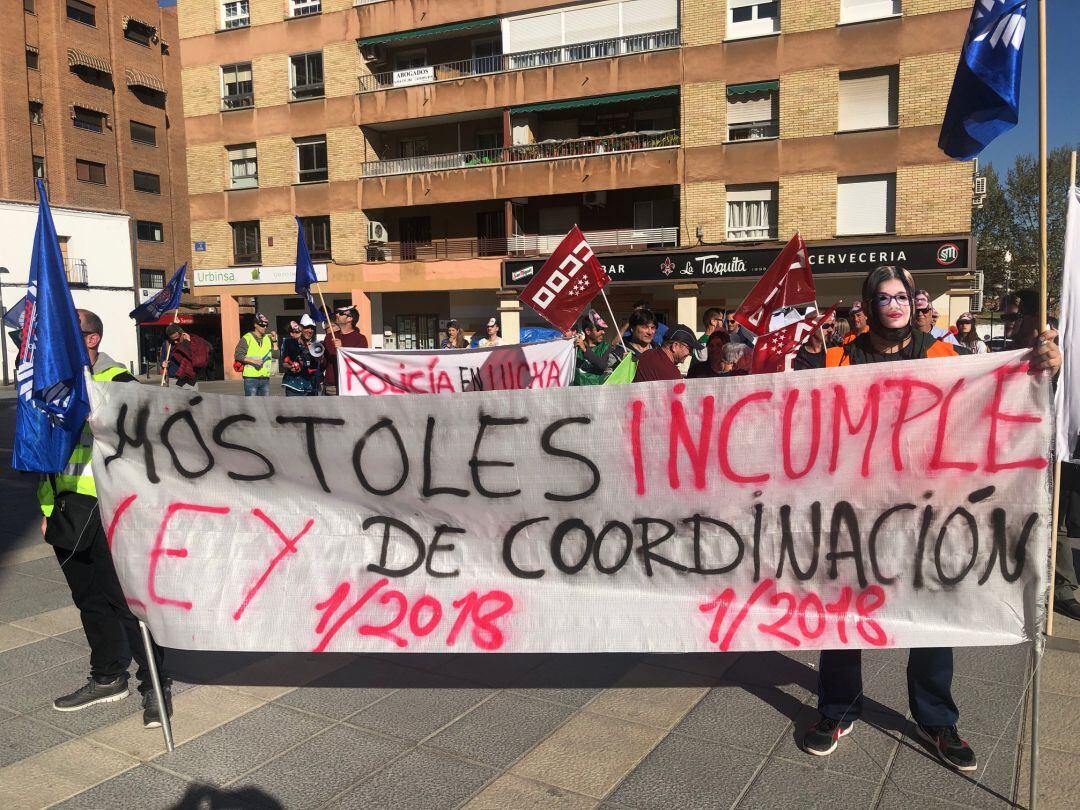 Protesta de los policías locales de Móstoles ante las puertas del Ayuntamiento