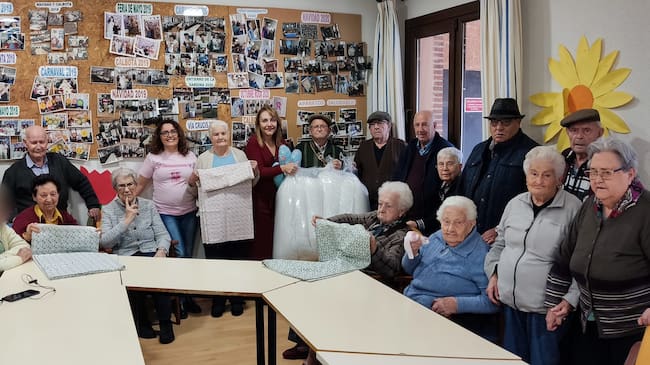 Sonia y Camino en uno de los talleres que organizan desde la delegación en Talavera de la Reina/Facebook de la página Almohadas del Corazón Talavera