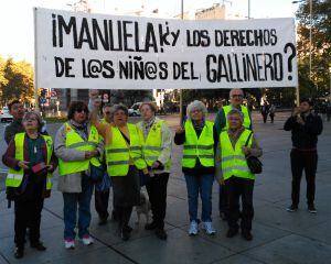 Voluntarios de El Gallinero pidiendo dignidad para los menores que malviven en el poblado chabolista.