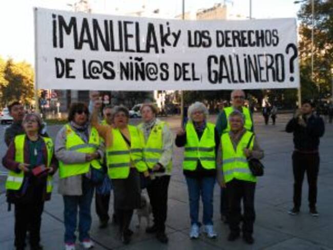 Voluntarios de El Gallinero pidiendo dignidad para los menores que malviven en el poblado chabolista.