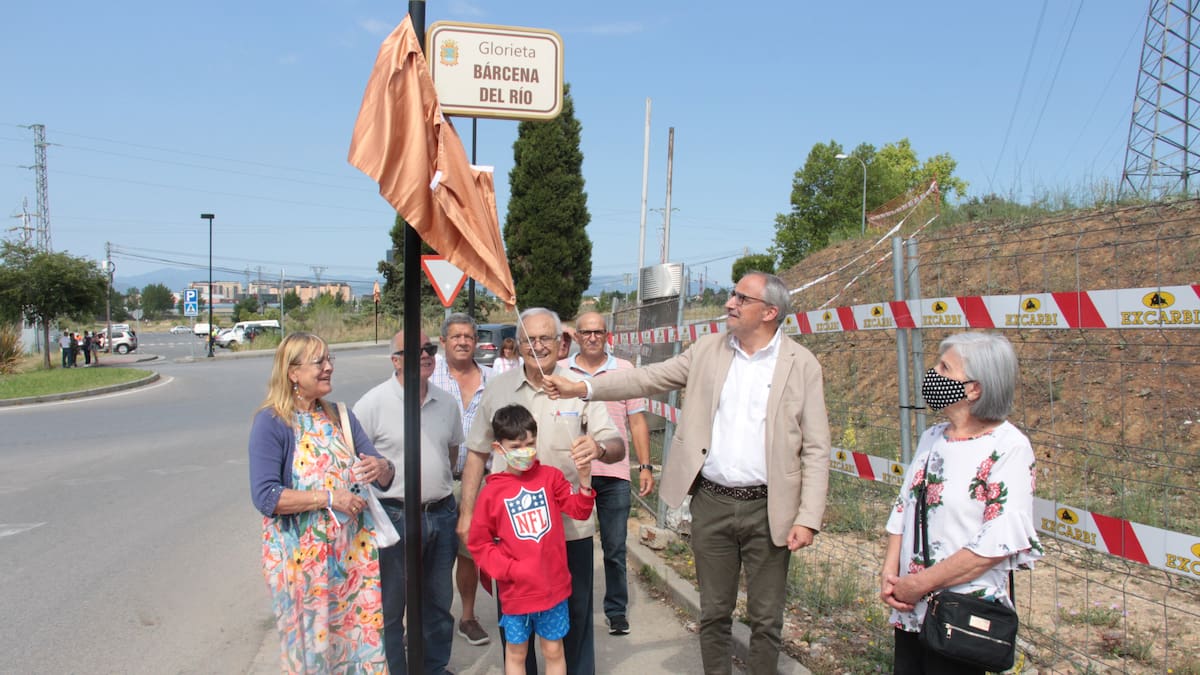 El alcalde y los vecinos de Bárcena, emocionados en la inauguración de la glorieta que lleva el nombre del pueblo desaparecido